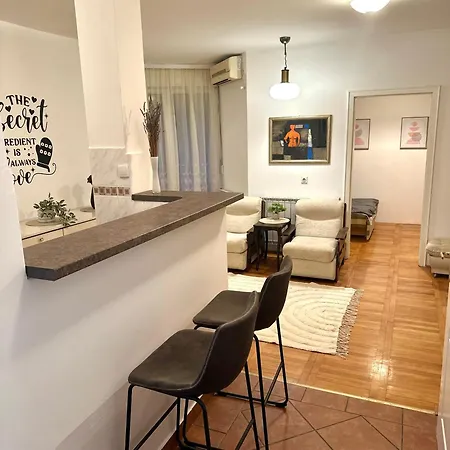 Centar Novi Sad-free Parking Appartamento *